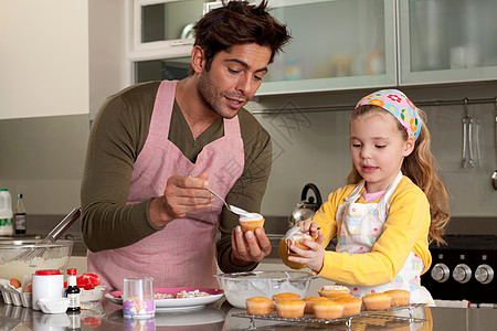 蛋糕孩子父亲和女儿做饭背景