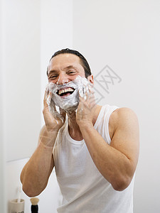 微笑的男人在揉胡子图片