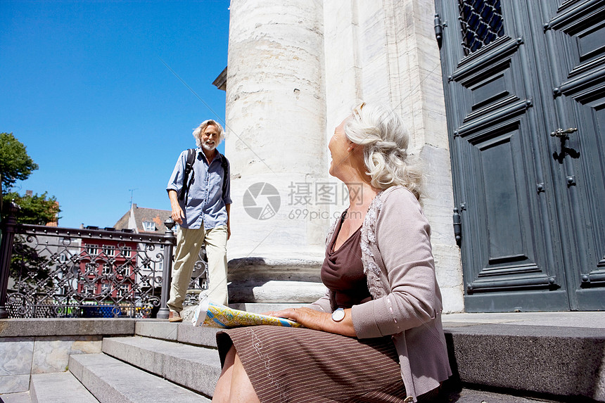 女人看着男人图片