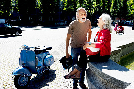 老年夫妇骑电动车休息背景图片