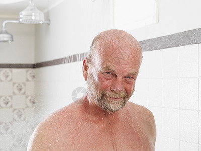 老年人在更衣室洗澡图片