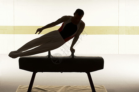 男子体操运动员在鞍马上表演图片