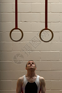 男子体操运动员在体育馆看吊环图片