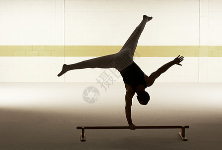男子体操运动员单手平衡图片