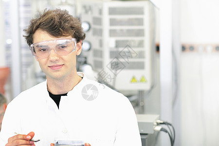 实验室戴安全眼镜的科学家图片