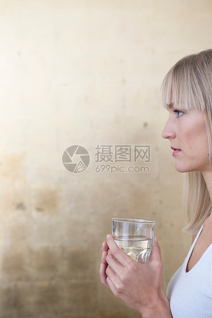 拿着杯子的女人图片