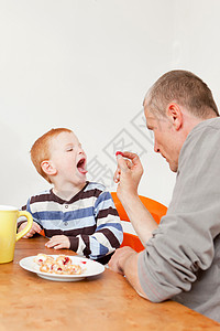 爸爸喂儿子吃早餐图片