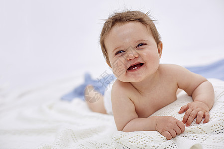 外国宝宝趴在床上微笑图片