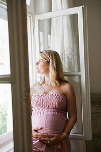 孕妇在窗口看向远方图片