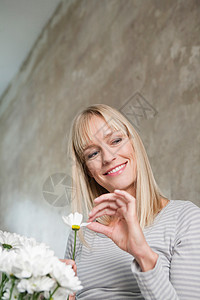 外国女人摘花瓣图片
