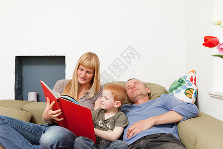家人一起在沙发上放松学习图片