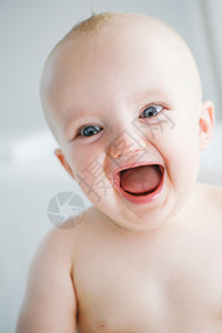 外国婴儿开心大笑图片