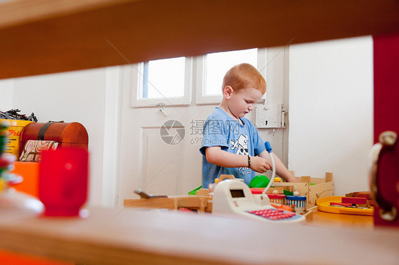 在客厅玩玩具的男孩图片