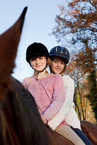 两个骑马的女孩图片
