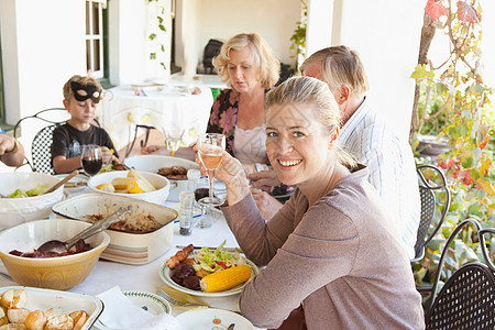 家庭在户外餐桌上吃饭图片