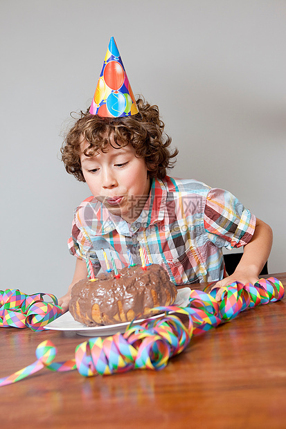 男孩吹灭生日蜡烛图片