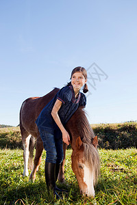 有马的女孩图片