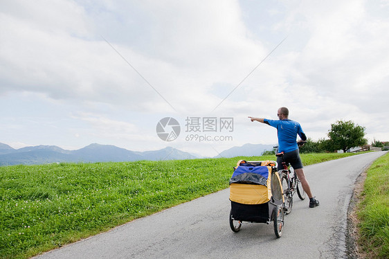 男人用手指向远方的风景图片