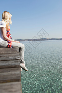 坐在湖畔边的女人图片