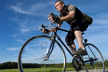 骑自行车的人骑得很快图片