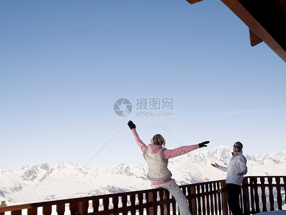 山顶酒吧的男人和女人图片