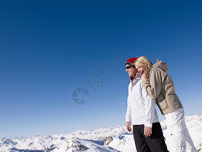 从山上望出去的男人和女人图片