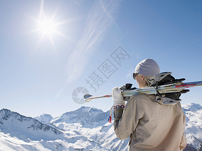 在山顶滑雪的女人图片