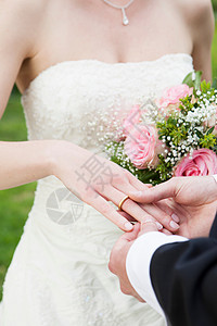 新郎给新娘戴上结婚戒指背景图片