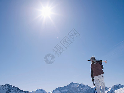 在山顶滑雪的女人图片