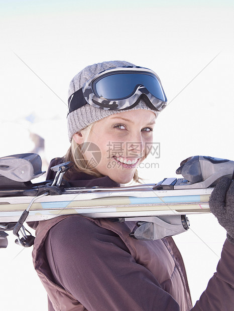 在山顶滑雪的女人图片