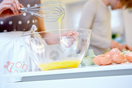 女人在搅拌碗里搅拌鸡蛋图片