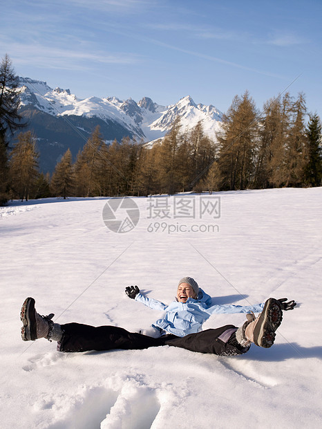 在雪中玩耍的女人图片