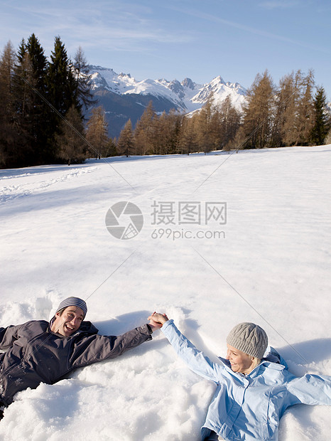 在雪地里玩耍的一对夫妇图片