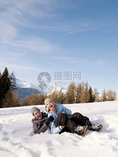 在雪地里玩耍的一对夫妇图片