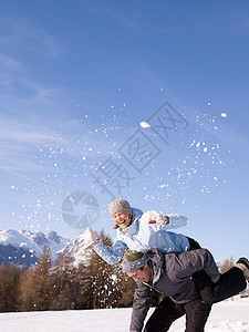 在雪地里玩耍的一对夫妇图片