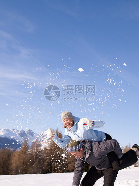 在雪地里玩耍的一对夫妇图片