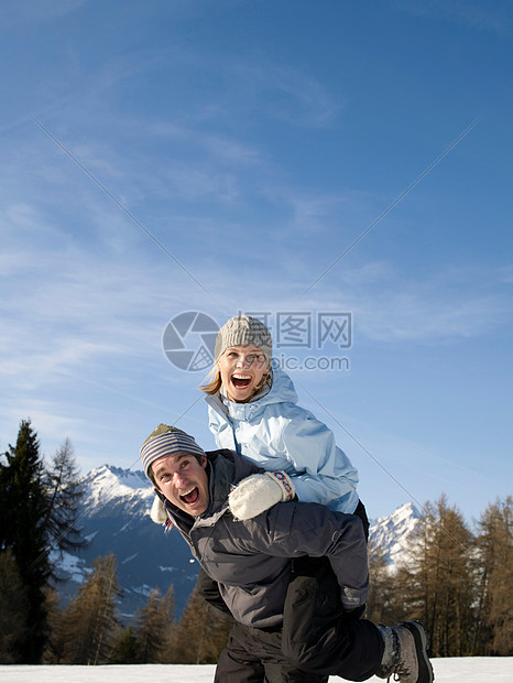 在雪地里玩耍的一对夫妇图片