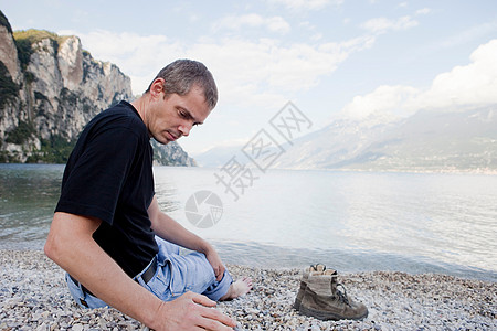 洛基海滩上的男人图片