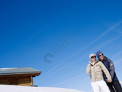 穿雪衣的男人和女人图片