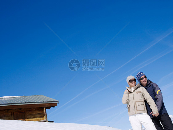 穿雪衣的男人和女人图片