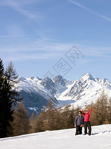 雪山上的女人和男人图片