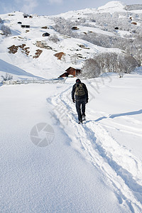 在乡下走在雪地里的人图片