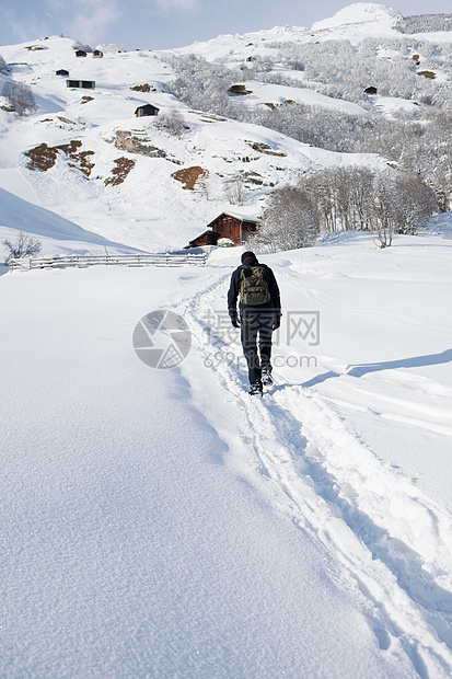 在乡下走在雪地里的人图片