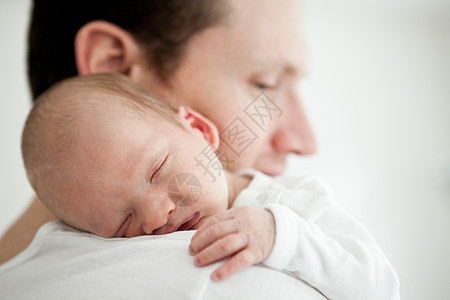 婴儿睡在父亲身上？S肩图片