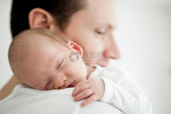 婴儿睡在父亲身上？S肩图片