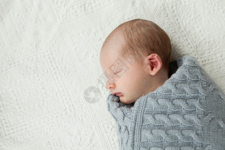 婴儿睡在毯子里图片