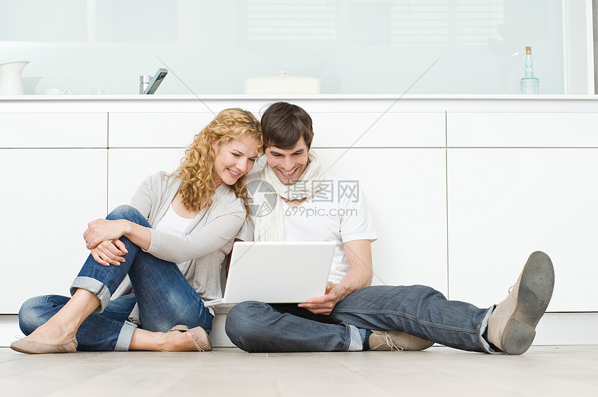 ‘~一对夫妇在看笔记本电脑  ~’ 的图片