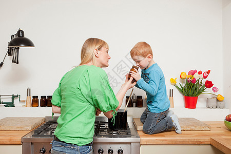 女人和儿子在厨房做饭图片