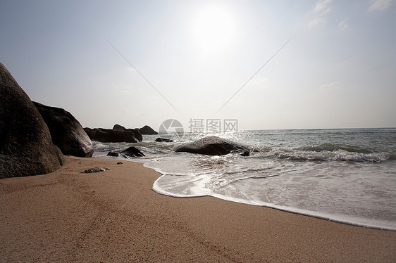 热带海滩上的岩层图片