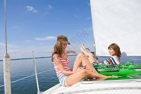 在船上放松的女孩图片